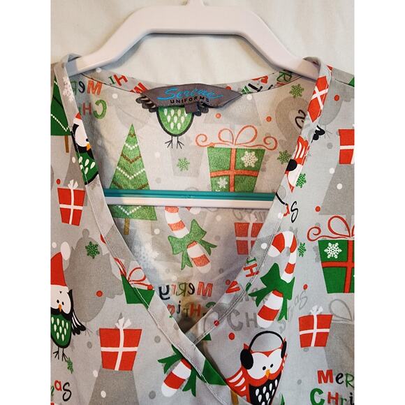 SERENE UNIFORMS Gray Christmas Owls and Snowflakes Scrubs Top SZ LARGE - Picture 4 of 6